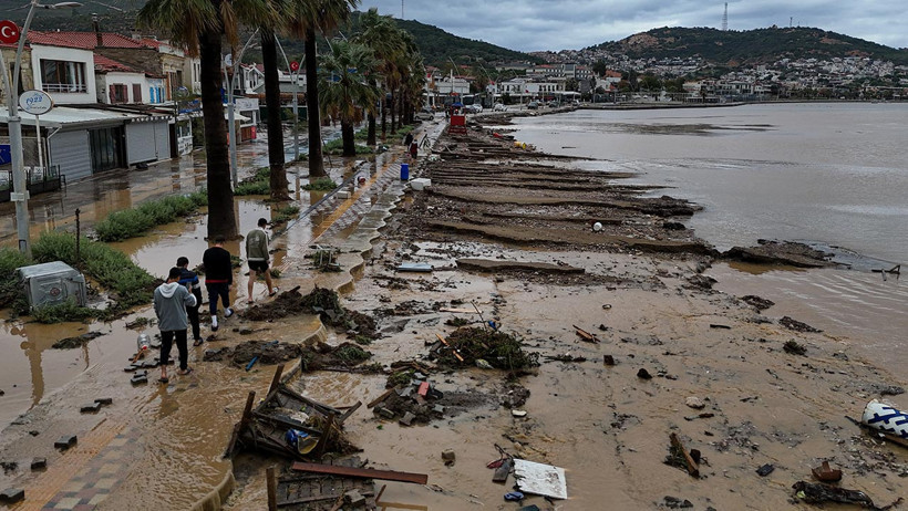 İzmir ve Antalya’yı Sağanak Vurdu: Caddeler Göle Döndü, Araçlar Mahsur Kaldı - Resim : 1