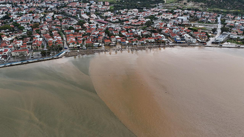 İzmir ve Antalya’yı Sağanak Vurdu: Caddeler Göle Döndü, Araçlar Mahsur Kaldı - Resim : 2