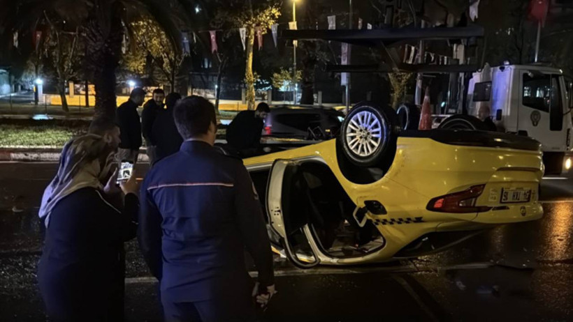 İstanbul’u Sağanak Vurdu! Yol Çöktü, Taksi Takla Attı, İstiklal Göle Döndü - Resim : 3