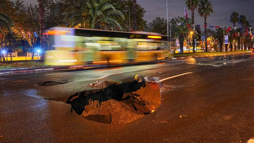 İstanbul’u Sağanak Vurdu! Yol Çöktü, Taksi Takla Attı, İstiklal Göle Döndü - Resim : 2