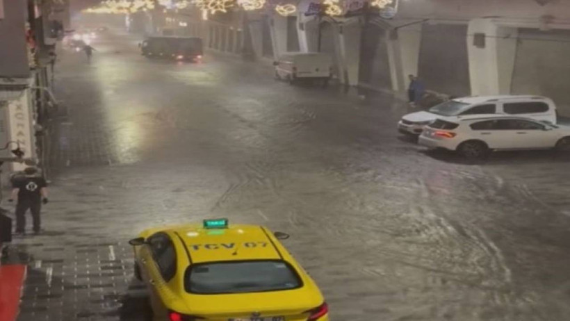 İstanbul’u Sağanak Vurdu! Yol Çöktü, Taksi Takla Attı, İstiklal Göle Döndü - Resim : 1