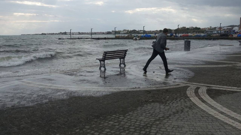İstanbul’u Sağanak Vurdu! Yol Çöktü, Taksi Takla Attı, İstiklal Göle Döndü - Resim : 4