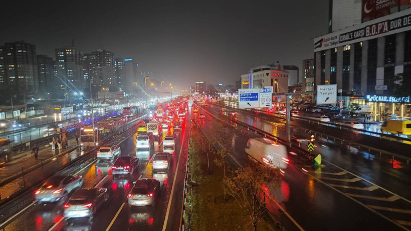 İstanbul Gök Gürültülü Yağışa Teslim! Caddeleri Su Bastı, Trafik Felç Oldu - Resim : 3