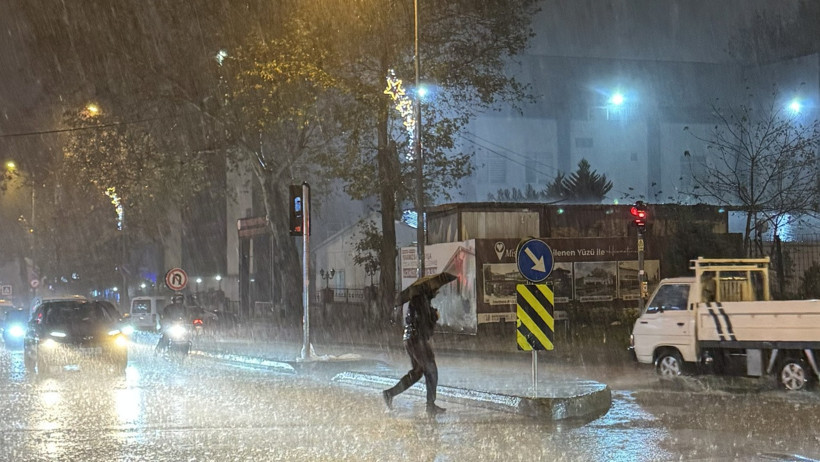 İstanbul Gök Gürültülü Yağışa Teslim! Caddeleri Su Bastı, Trafik Felç Oldu - Resim : 2