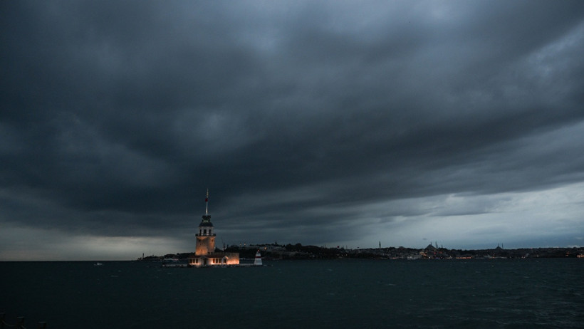 İstanbul Gök Gürültülü Yağışa Teslim! Caddeleri Su Bastı, Trafik Felç Oldu - Resim : 1