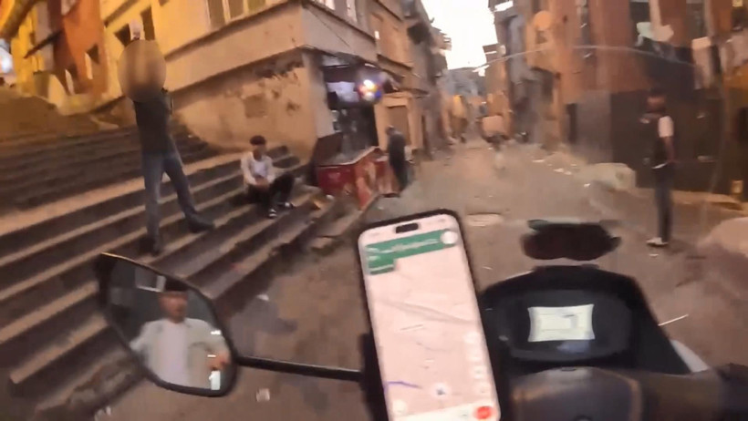İstanbul'un Göbeğinde Utandıran Görüntüler! İspanyol YouTuber'ı Kovalayıp Darbettiler! İkisi de Suç Makinesi Çıktı - Resim : 5