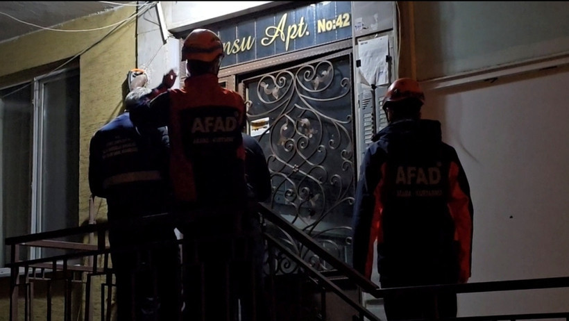 Kartal'da Panik Anları! Kolonlar Çatladı, Bina Mühürlendi - Resim : 1