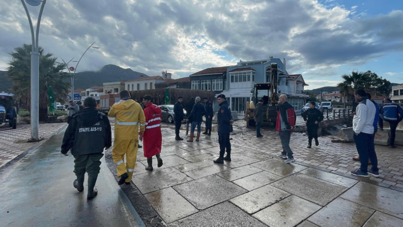 İzmir Yine Sular Altında: Foça ve Aliağa’yı Sağanak Vurdu! Cadde ve Sokaklar Göle Döndü - Resim : 3