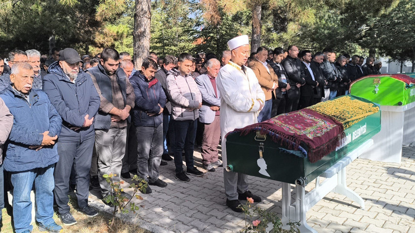 Çok Büyük Acı... Böcek Ailesinden Anne ve İki Çocuğu Yan Yana Defnedildi - Resim : 2