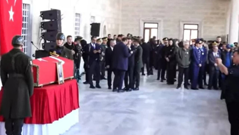 Türkiye Yasta... Şehit Pilot Yarbay Gökhan Korkmaz Son Yolculuğuna Uğurlandı - Resim : 1