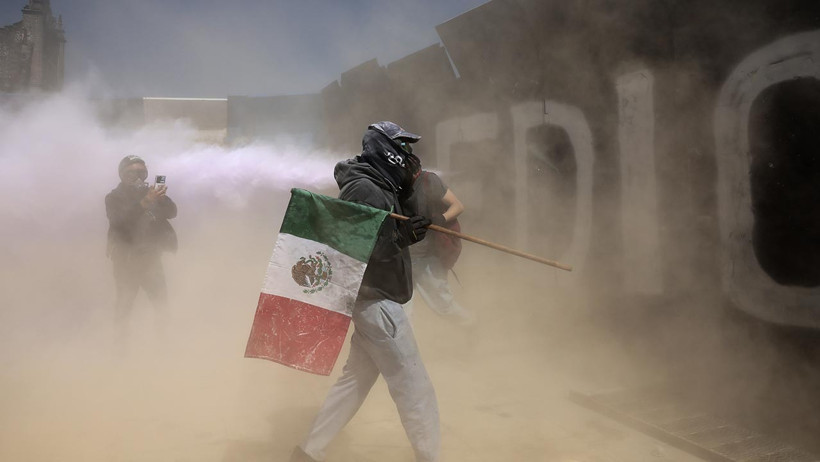 Meksika’da Binler Sokaklara Döküldü: Polis ve Göstericiler Karşı Karşıya! Çok Sayıda Yaralı - Resim : 3