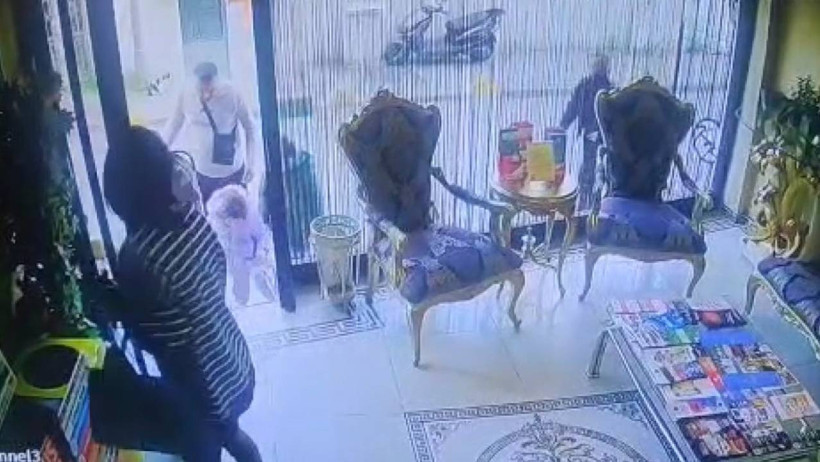 Böcek Ailesine Ait Yeni Görüntüler Ortaya Çıktı! Kan Kusarak Taksiye Koştular! Taksici Dehşet Anlarını Anlattı - Resim : 2