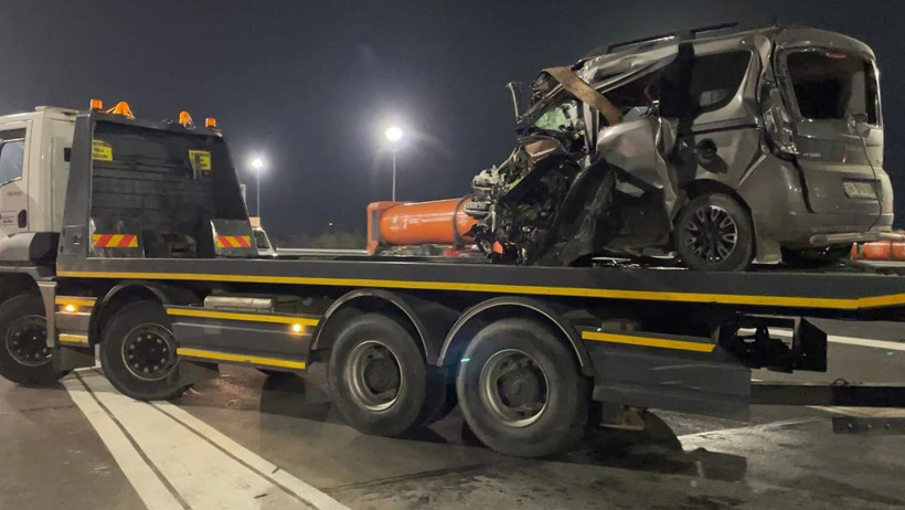 Kuzey Marmara Otoyolu’nda Feci Kaza! Araç Gişelere Çarptı - Resim : 1