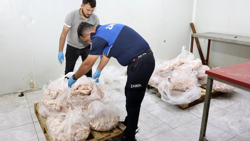 Piyasaya Süreceklerdi! 25 Ton Bozuk Tavuk Ele Geçirildi - Resim : 1