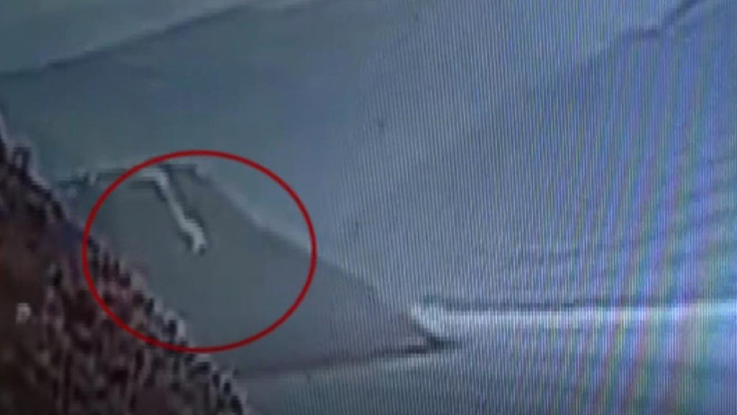 Van’da  Otomobil Göle Uçtu: 2 Kişinin Cansız Bedeni Çıkarıldı, 1 Kişi Hala Aranıyor - Resim : 3