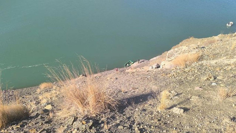 Van’da  Otomobil Göle Uçtu: 2 Kişinin Cansız Bedeni Çıkarıldı, 1 Kişi Hala Aranıyor - Resim : 1