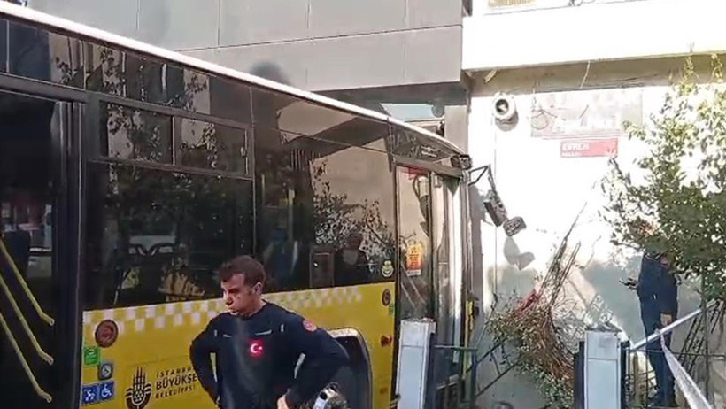 Üsküdar’da İETT Otobüsü Börekçiye Daldı! Yaralılar Var - Resim : 1