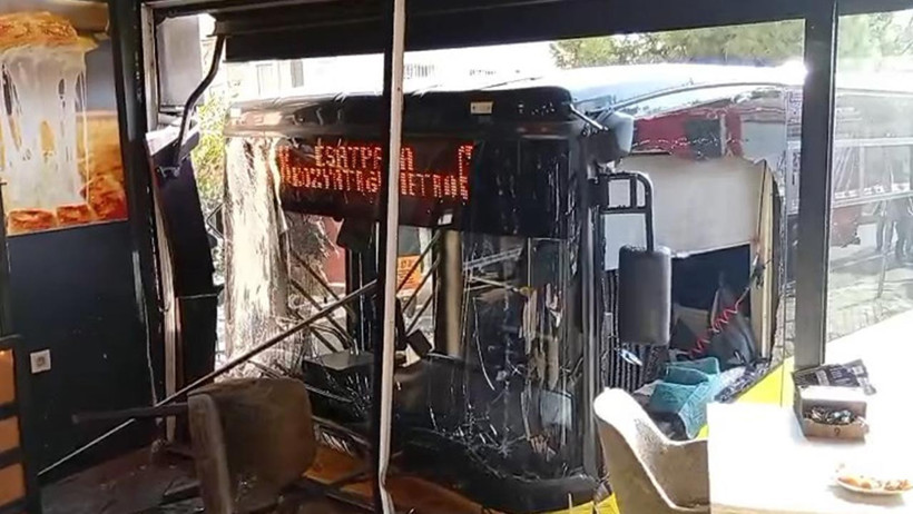 Üsküdar’da İETT Otobüsü Börekçiye Daldı! Yaralılar Var - Resim : 2