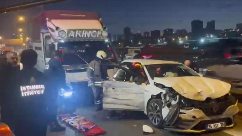 Bağcılar'da Zincirleme Kaza! 3 Şerit Trafiğe Kapatıldı - Resim : 1