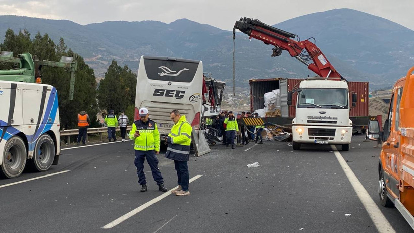 Osmaniye'de Yolcu Otobüsüyle TIR Çarpıştı! Çok Sayıda Ölü ve Yaralı Var - Resim : 1
