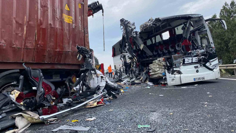 Osmaniye'de Yolcu Otobüsüyle TIR Çarpıştı! Çok Sayıda Ölü ve Yaralı Var - Resim : 2