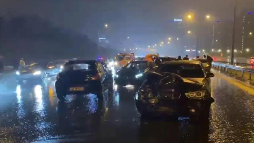 İstanbul'da Sağanak Sonrası Peş Peşe Kazalar! Servis Minibüsü Devrildi - Resim : 1