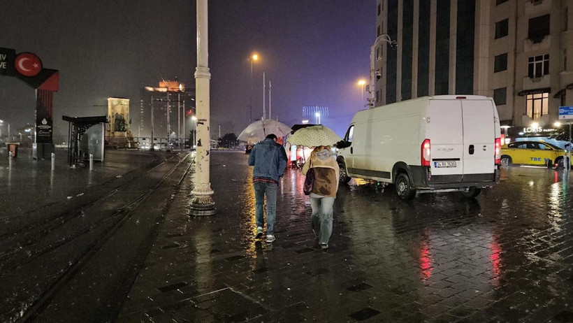 İstanbul’da Sağanak Hayatı Felç Etti! Yollar Göle Döndü, Evleri Su Bastı - Resim : 3