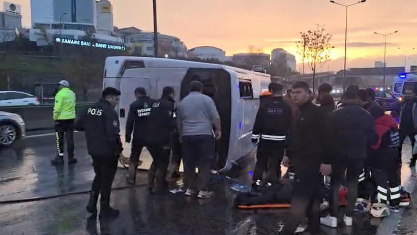 İstanbul'da Sağanak Sonrası Peş Peşe Kazalar! Servis Minibüsü Devrildi - Resim : 3