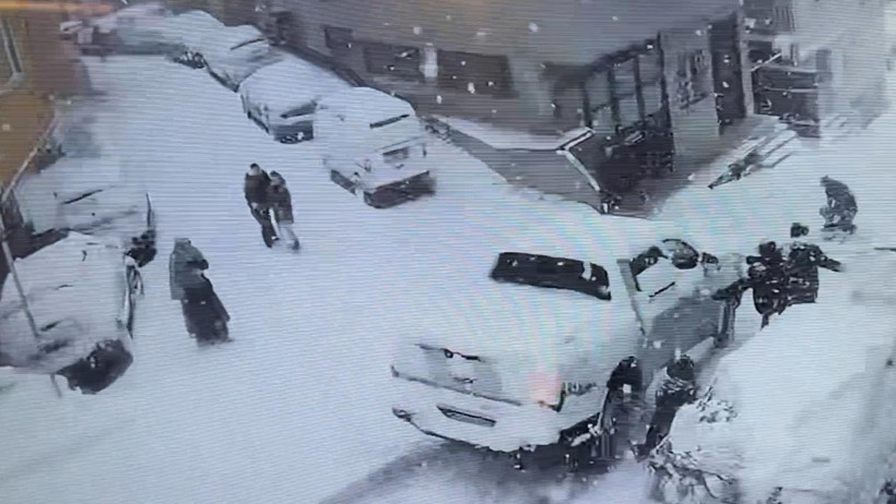 Kağıthane’de Dehşet Anları: Kayan Kamyonet Kar Topu Oynayan Çocuklara Çarptı - Resim : 1
