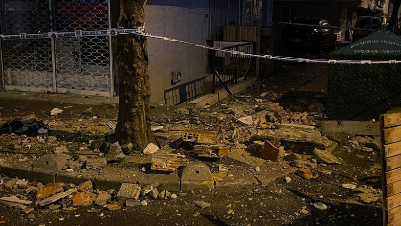 İstanbul’u Fırtına Vurdu! Ağaçlar Devrildi, Yol Çöktü, Balkon Yıkıldı - Resim : 5