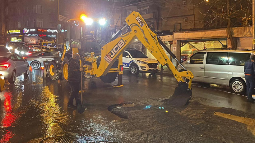 İstanbul’u Fırtına Vurdu! Ağaçlar Devrildi, Yol Çöktü, Balkon Yıkıldı - Resim : 3