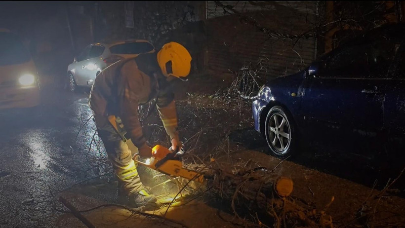 İstanbul’u Fırtına Vurdu! Ağaçlar Devrildi, Yol Çöktü, Balkon Yıkıldı - Resim : 6