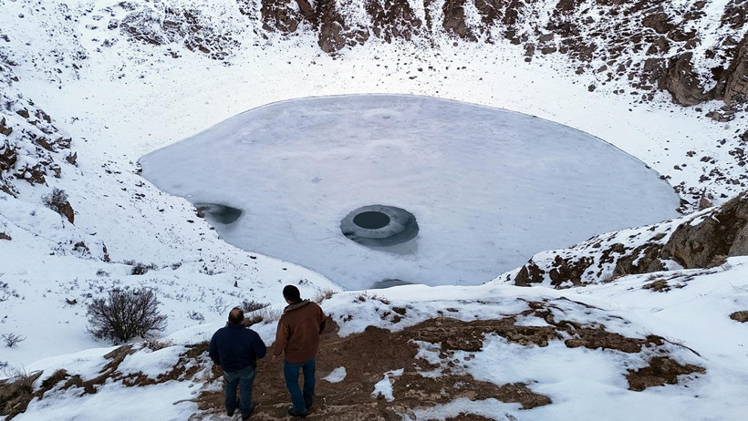 ‘Anadolu’nun Nazar Boncuğu’ Kızılçan Gölü Dondu: Kar 30 Santimetreyi Buldu - Resim : 1
