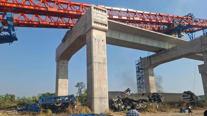 Tayland’da Üzerine Vinç Düşen Tren Devrildi, 29 Ölü - Resim : 1