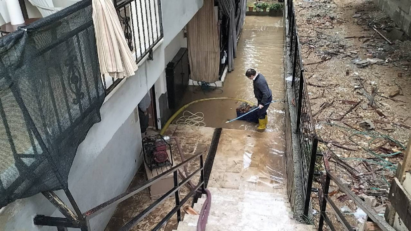 Antalya'yı Sağanak Vurdu: Yollar Kapandı, Ev ve İş yerlerini Su Bastı - Resim : 6
