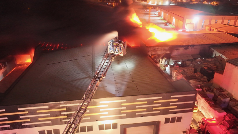 Alevlerden Hortum Oluştu! Düzce'de Büyük Fabrika Yangını - Resim : 6