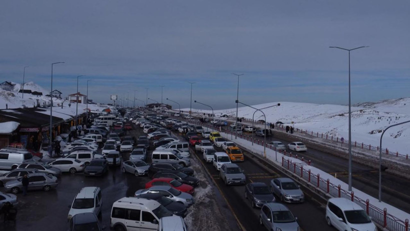 Erciyes’te Sömestr Yoğunluğu: Yollarda 5 Kilometrelik Araç Kuyruğu - Resim : 2