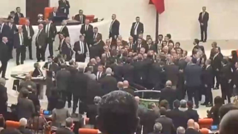 Meclis'te Yemin Töreni Gerginliği: CHP'li Vekiller Kürsüyü İşgal Etti - Resim : 2