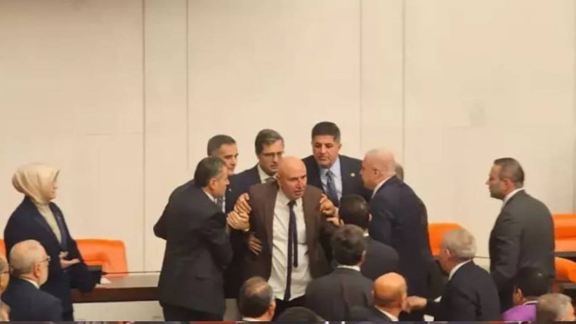 Meclis'te Yemin Töreni Gerginliği: CHP'li Vekiller Kürsüyü İşgal Etti - Resim : 3