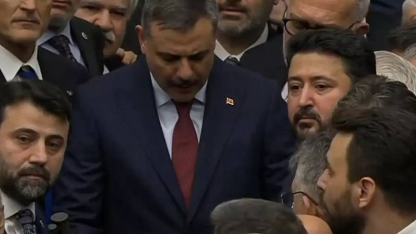 Meclis'te Yemin Töreni Gerginliği: CHP'li Vekiller Kürsüyü İşgal Etti - Resim : 4