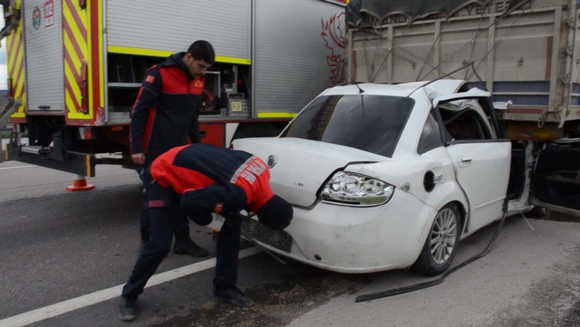 Cenaze Yolunda Dehşete Düşüren Kaza! Kağıt Gibi Ezildi, 2 Kişi Öldü - Resim : 1