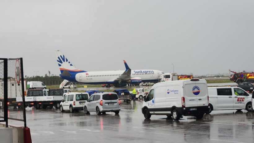 Antalya Havalimanı'nda Panik Anlar: U&ccedil;ağın Tekerlekleri Yerinden &Ccedil;ıktı - Resim : 1