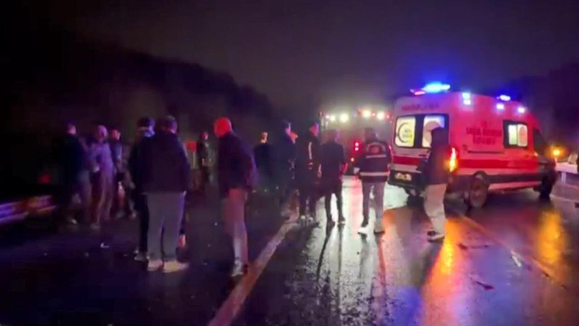 Beykoz’da Can Pazarı! Otomobil İle Hafif Ticari Araç Kafa Kafaya Çarpıştı: 1 Ölü, 5 Yaralı - Resim : 2