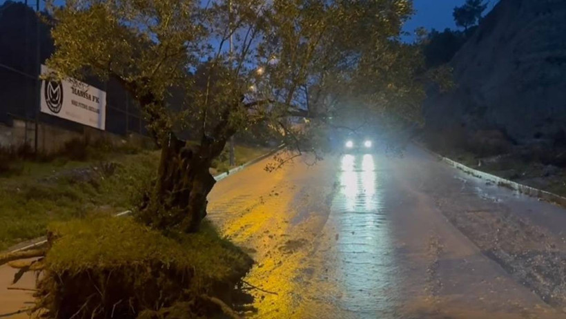 Kuvvetli Sağanak Felakete Döndü: İzmir, Aydın ve Çanakkale Sular Altında Kaldı - Resim : 5