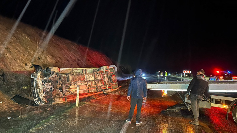 İşçi Servisi Şarampole Devrildi, 17 Kişi Yaralandı - Resim : 1