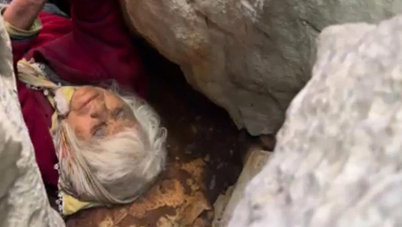 Ölümle Burun Buruna 24 Saat: 80 Yaşındaki Kadın 5 Metrelik Yarıkta Bulundu - Resim : 1