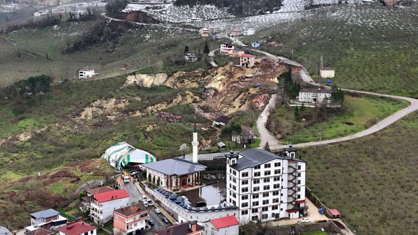 Ordu'da Heyelan Alarmı: Evler Yıkıldı, Yol Ulaşıma Kapandı - Resim : 1