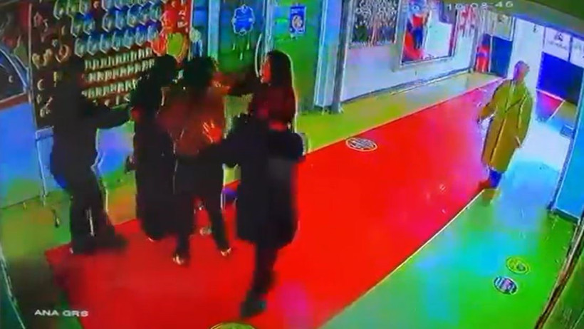 Esenyurt'ta Veliler Okulda Birbirine Girdi: Saç Saça Baş Başa Kavga Ettiler - Resim : 2