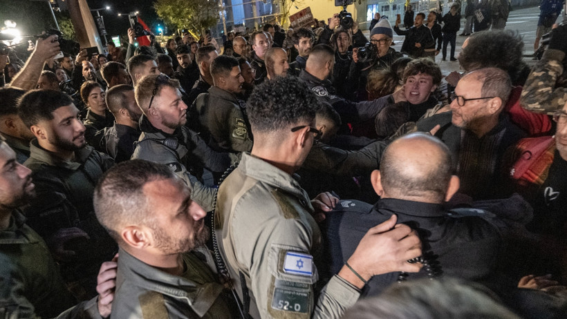İsrail'e 'İçeriden' Tepki: Tel Aviv'de İran Saldırısı Protestosu - Resim : 2