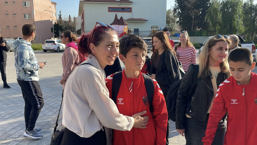 Katar'da Mahsur Kalan Sporcu Çocuklar Türkiye'ye Döndü - Resim : 2